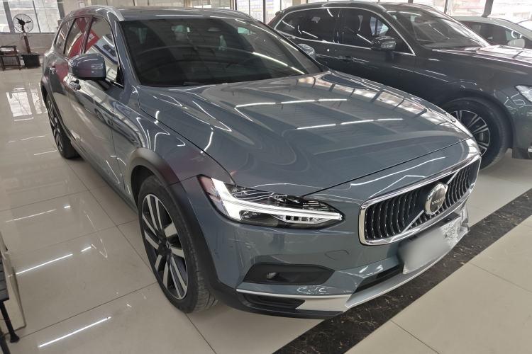 Used Volvo V90 2022 Cross Country B5 AWD Prestige Edition Front Right 45 Deg