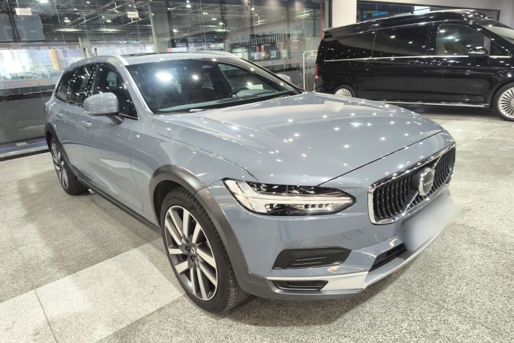 Used Volvo V90 2022 Cross Country B5 AWD Smart Range Edition Front Right 45 Deg