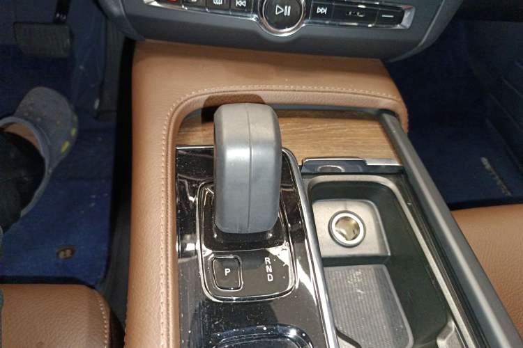Used Volvo V90 2022 Cross Country B5 AWD Smart Range Edition Gear Lever