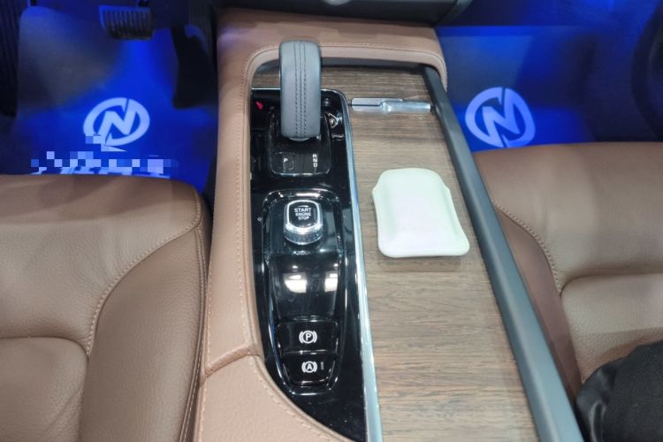 Used Volvo V90 2022 Cross Country B5 AWD Smart Range Edition Gear Lever