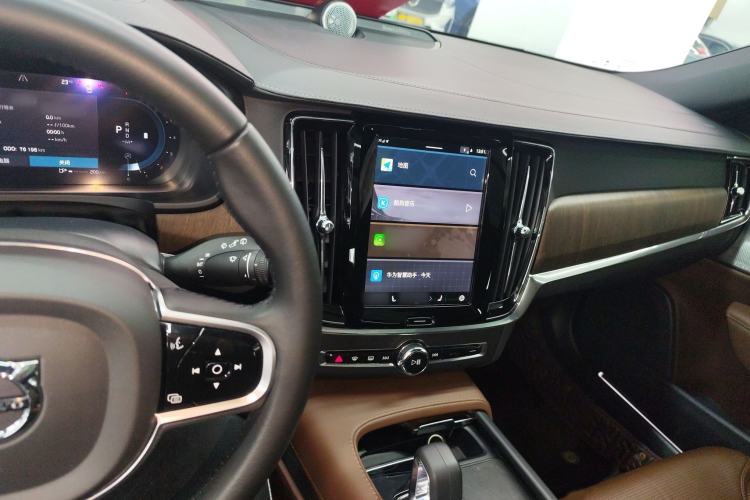 Used Volvo V90 2022 Cross Country B5 AWD Prestige Edition Interior 2