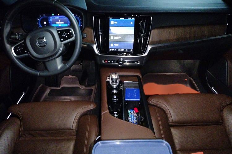 Used Volvo V90 2022 Cross Country B5 AWD Prestige Edition Interior 2