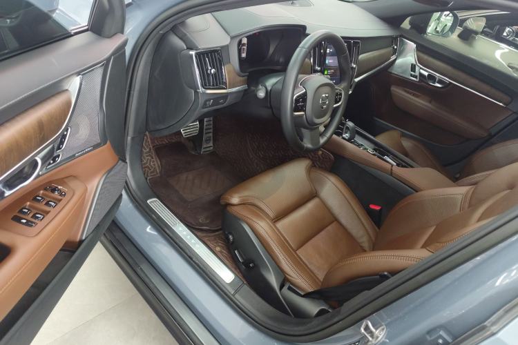 Used Volvo V90 2022 Cross Country B5 AWD Prestige Edition Interior 3