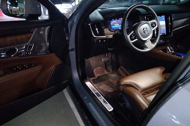 Used Volvo V90 2022 Cross Country B5 AWD Prestige Edition Interior 3