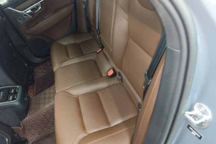 Used Volvo V90 2022 Cross Country B5 AWD Prestige Edition Interior 4