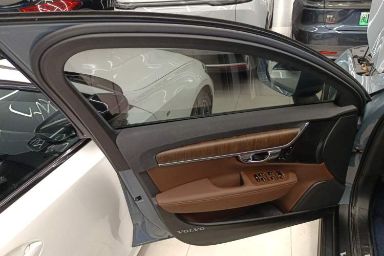 Used Volvo V90 2022 Cross Country B5 AWD Smart Range Edition Left Front Door Interior