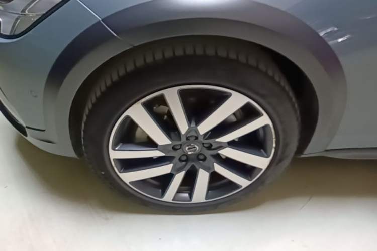 Used Volvo V90 2022 Cross Country B5 AWD Prestige Edition Left Front Wheel Hub