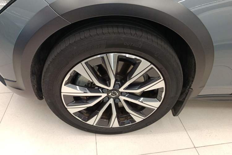 Used Volvo V90 2022 Cross Country B5 AWD Smart Range Edition Left Front Wheel Hub