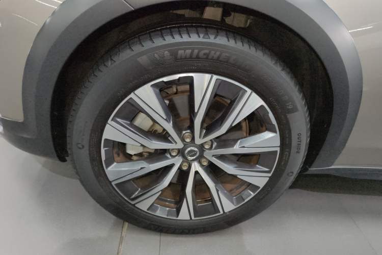 Used Volvo V90 2022 Cross Country B5 AWD Smart Range Edition Left Front Wheel Hub