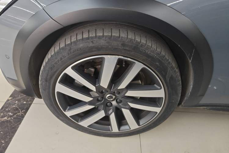 Used Volvo V90 2022 Cross Country B5 AWD Prestige Edition Left Front Wheel Hub