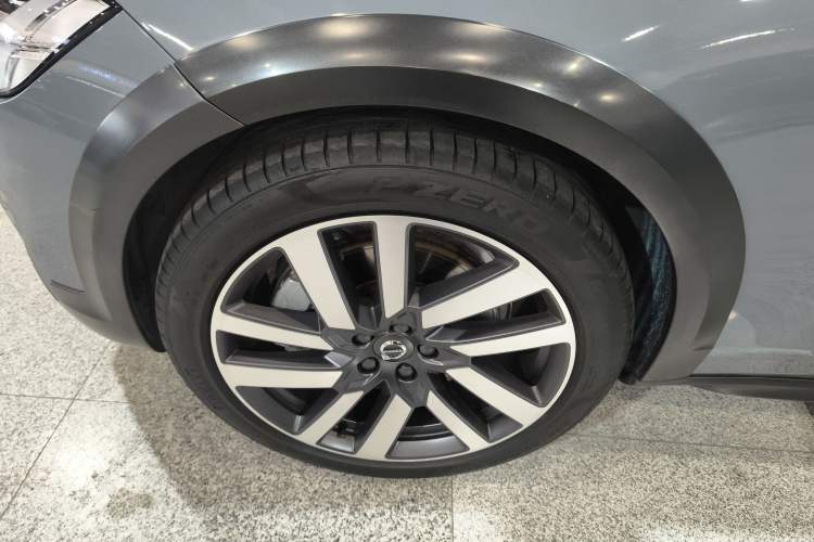 Used Volvo V90 2022 Cross Country B5 AWD Smart Range Edition Left Front Wheel Hub
