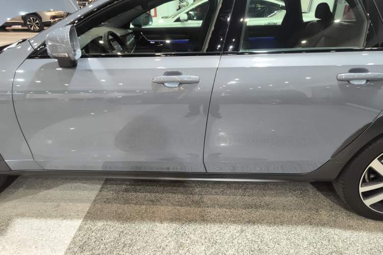 Used Volvo V90 2022 Cross Country B5 AWD Smart Range Edition Left Side Sill