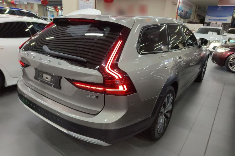 Used Volvo V90 2022 Cross Country B5 AWD Smart Range Edition Rear Right 45 Deg