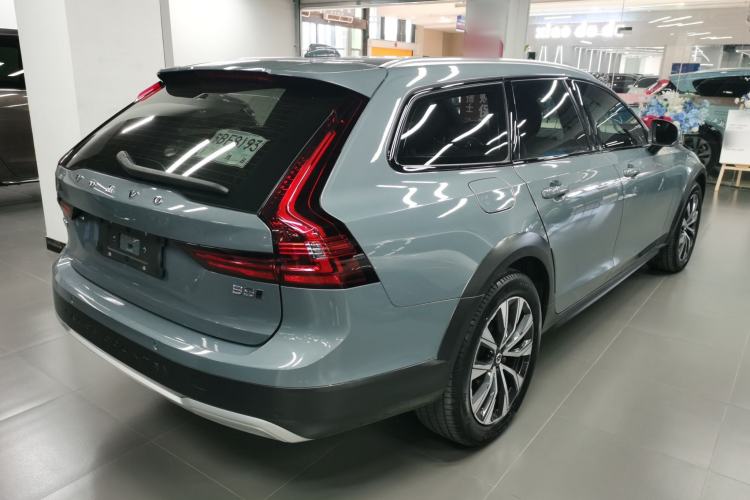 Used Volvo V90 2022 Cross Country B5 AWD Smart Range Edition Rear Right 45 Deg