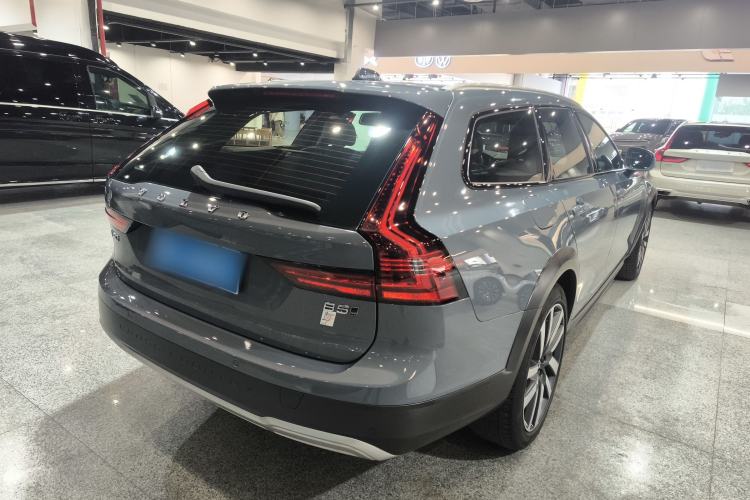Used Volvo V90 2022 Cross Country B5 AWD Smart Range Edition Rear Right 45 Deg