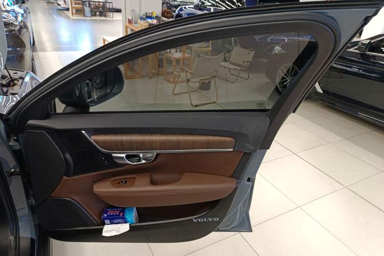 Used Volvo V90 2022 Cross Country B5 AWD Smart Range Edition Right Front Door Interior