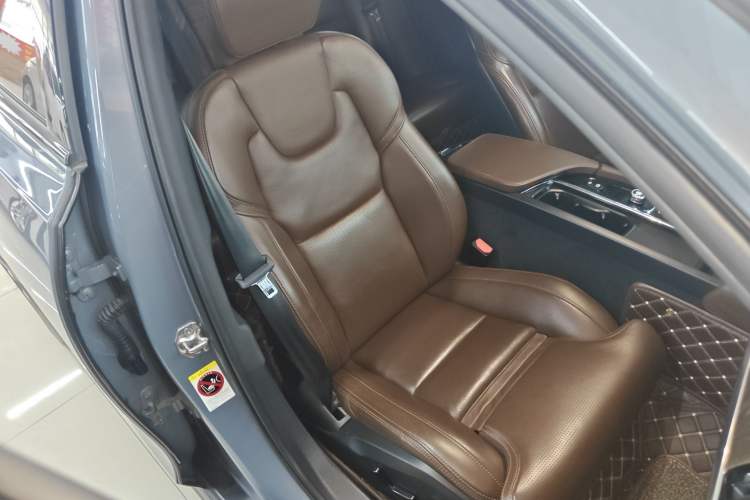 Used Volvo V90 2022 Cross Country B5 AWD Prestige Edition Right Front Seat