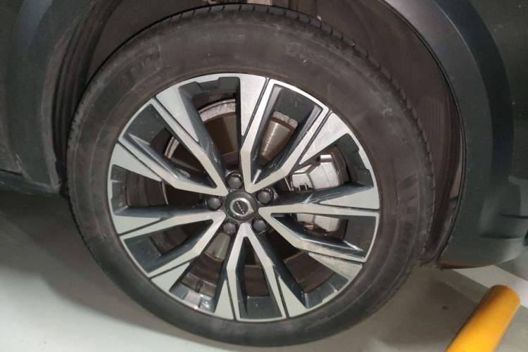 Used Volvo V90 2022 Cross Country B5 AWD Smart Range Edition Right Front Wheel Hub