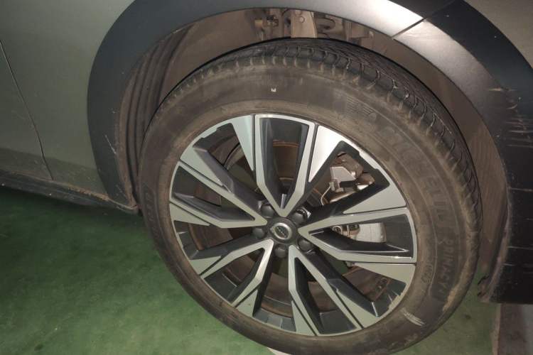 Used Volvo V90 2022 Cross Country B5 AWD Smart Range Edition Right Front Wheel Hub
