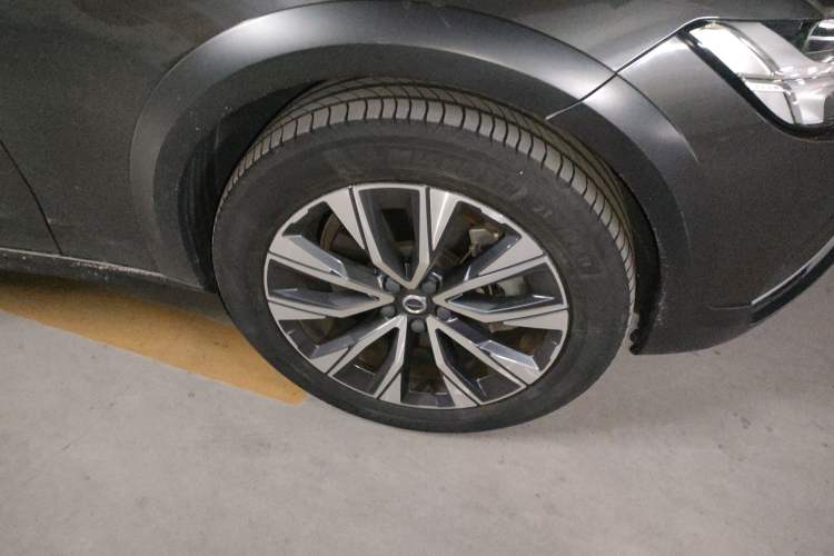 Used Volvo V90 2022 Cross Country B5 AWD Smart Range Edition Right Front Wheel Hub