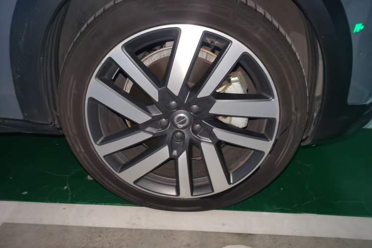 Used Volvo V90 2022 Cross Country B5 AWD Prestige Edition Right Front Wheel Hub