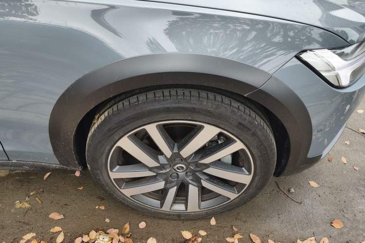 Used Volvo V90 2022 Cross Country B5 AWD Prestige Edition Right Front Wheel Hub