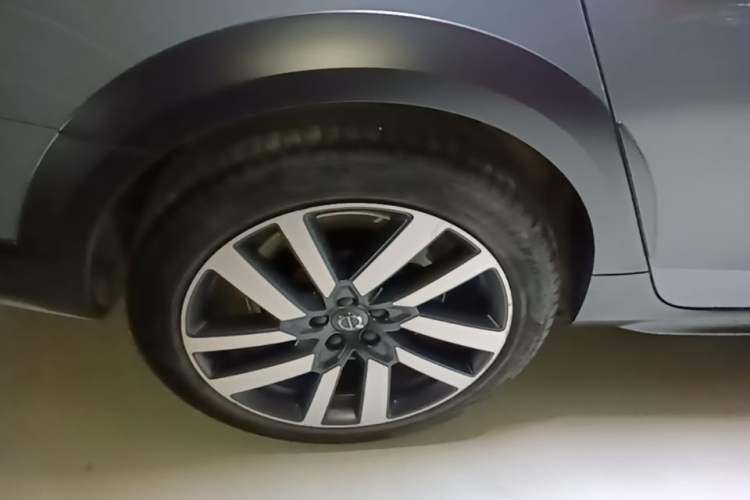Used Volvo V90 2022 Cross Country B5 AWD Prestige Edition Right Rear Wheel Hub