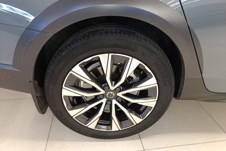 Used Volvo V90 2022 Cross Country B5 AWD Smart Range Edition Right Rear Wheel Hub