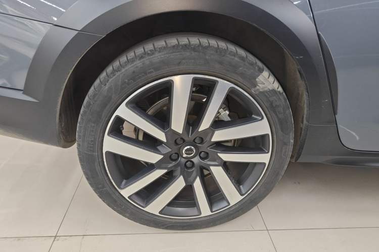 Used Volvo V90 2022 Cross Country B5 AWD Prestige Edition Right Rear Wheel Hub
