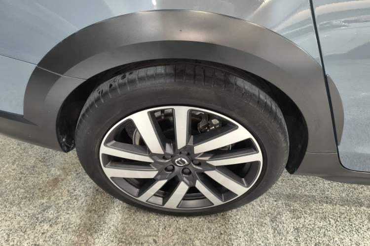 Used Volvo V90 2022 Cross Country B5 AWD Smart Range Edition Right Rear Wheel Hub