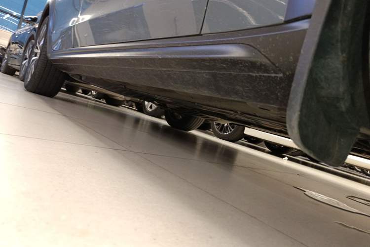Used Volvo V90 2022 Cross Country B5 AWD Smart Range Edition Right Side Sill