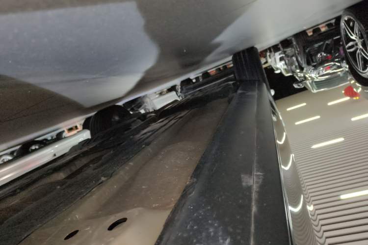 Used Volvo V90 2022 Cross Country B5 AWD Smart Range Edition Right Side Sill