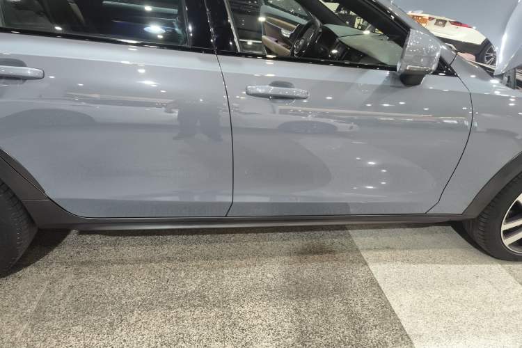 Used Volvo V90 2022 Cross Country B5 AWD Smart Range Edition Right Side Sill