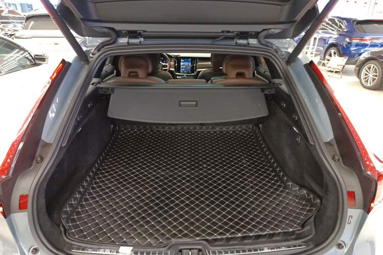 Used Volvo V90 2022 Cross Country B5 AWD Smart Range Edition Trunk