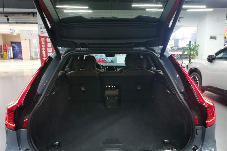 Used Volvo V90 2022 Cross Country B5 AWD Smart Range Edition Trunk
