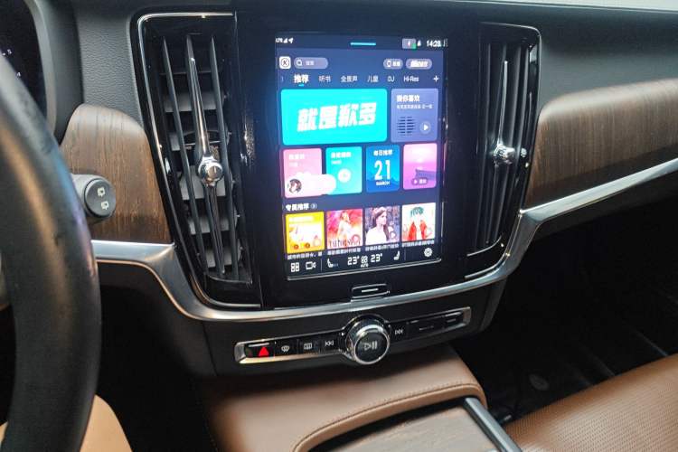 Used Volvo V90 2022 Cross Country B5 AWD Prestige Edition Audio And AC Panel