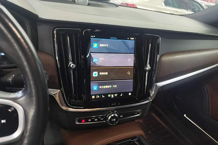 Used Volvo V90 2022 Cross Country B5 AWD Prestige Edition Audio And AC Panel