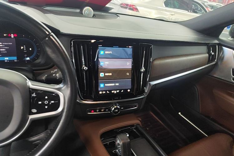 Used Volvo V90 2022 Cross Country B5 AWD Prestige Edition Center Console