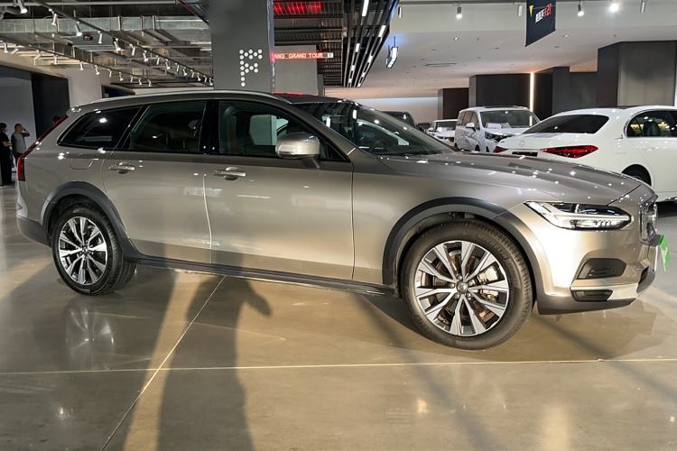 Used Volvo V90 2022 Cross Country B5 AWD Smart Range Edition Exterior 2