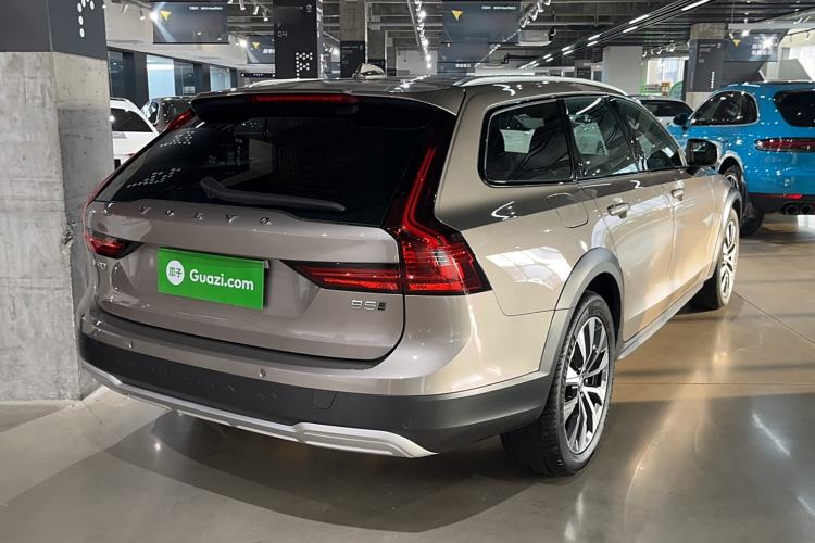 Used Volvo V90 2022 Cross Country B5 AWD Smart Range Edition Exterior 3