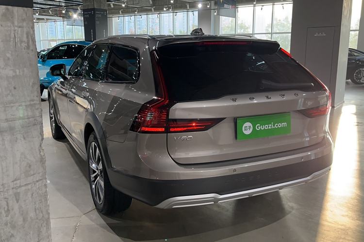 Used Volvo V90 2022 Cross Country B5 AWD Smart Range Edition Exterior 5