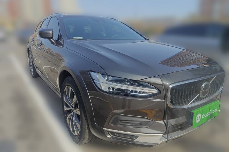 Used Volvo V90 2022 Cross Country B5 AWD Smart Range Edition Front Right 45 Deg