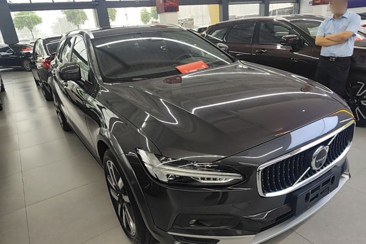 Used Volvo V90 2022 Cross Country B5 AWD Prestige Edition Front Right 45 Deg