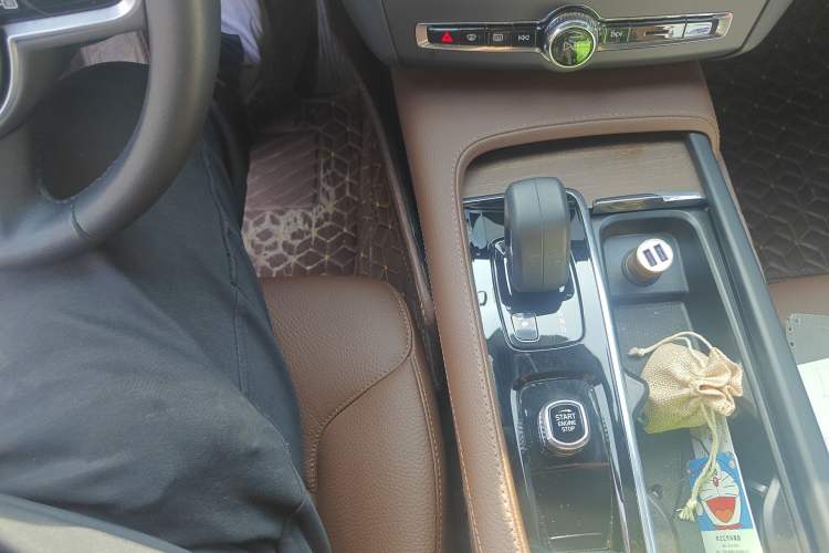 Used Volvo V90 2022 Cross Country B5 AWD Smart Range Edition Gear Lever