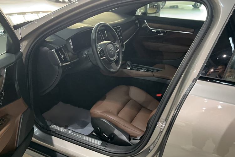 Used Volvo V90 2022 Cross Country B5 AWD Smart Range Edition Interior 2