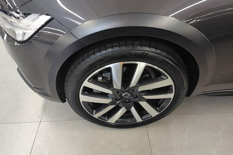 Used Volvo V90 2022 Cross Country B5 AWD Prestige Edition Left Front Wheel Hub