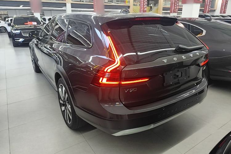 Used Volvo V90 2022 Cross Country B5 AWD Prestige Edition Rear Left 45 Deg