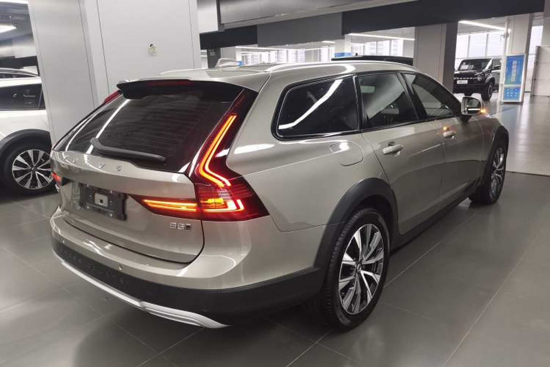 Used Volvo V90 2022 Cross Country B5 AWD Smart Range Edition Rear Right 45 Deg