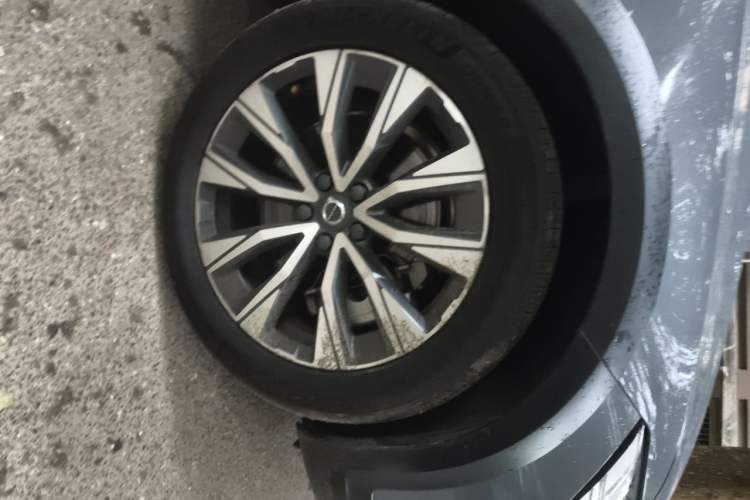 Used Volvo V90 2022 Cross Country B5 AWD Smart Range Edition Right Front Wheel Hub