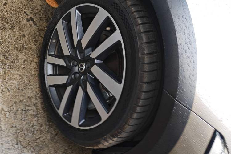 Used Volvo V90 2022 Cross Country B5 AWD Prestige Edition Right Front Wheel Hub